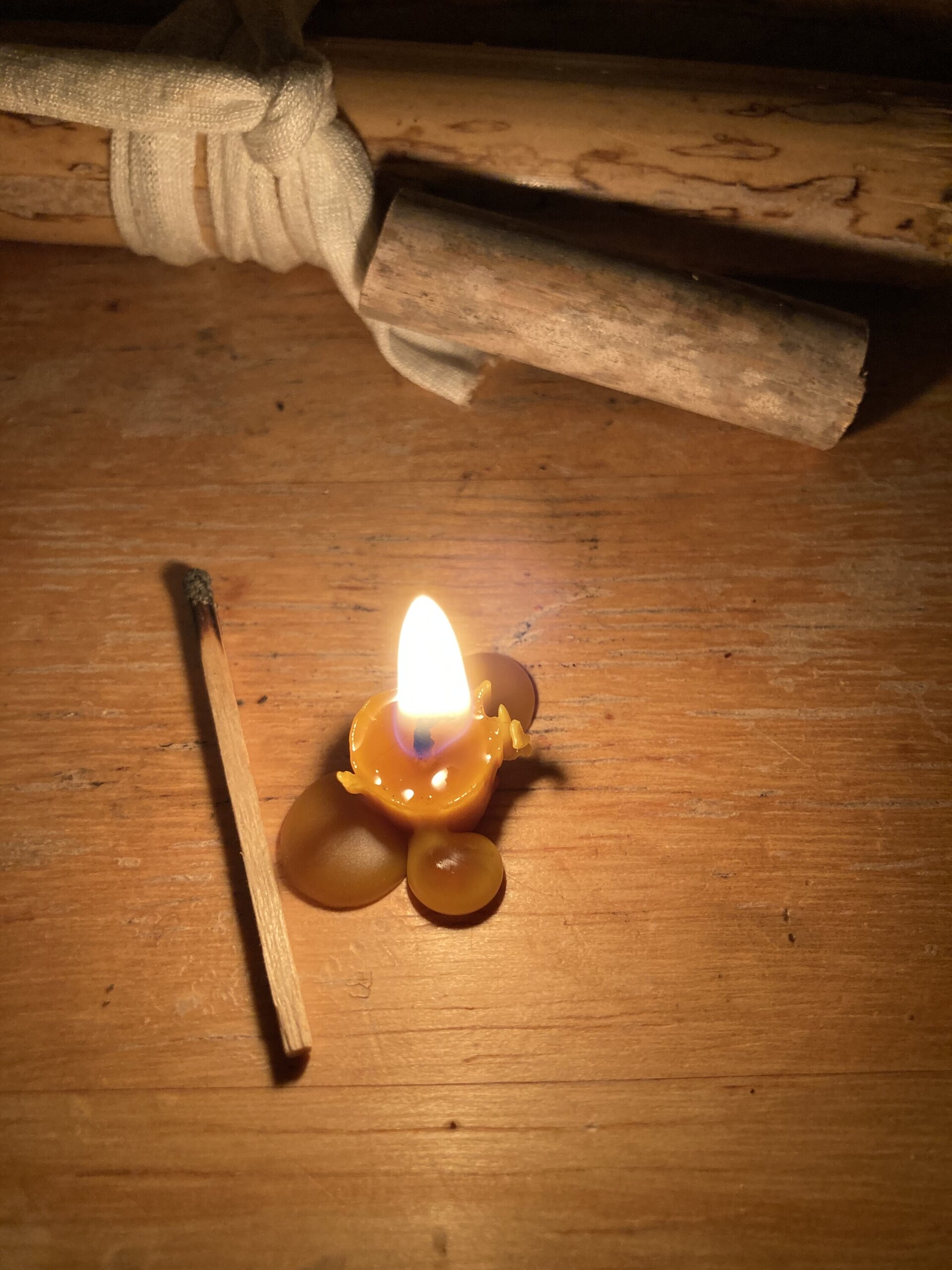 Tradición y artesanía: velas en molde de caña.
